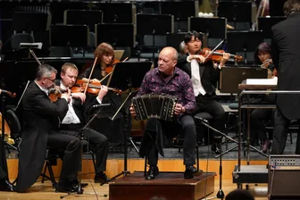 Wie entfesselt: Vogtland Philharmonie erntet unter Leitung von Alexander Steinitz enthusiastischen Beifall in Reichenbach - Lothar Hensel trat als Solist mit dem Bandoneon auf.