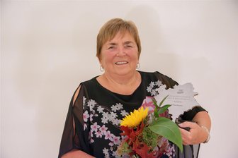 Wie Erika Reuter seit 70 Jahren die Grünbacher Folkloristen geprägt hat - Erika Reuter aus Grünbach wurde vom Vogtlandkreis bei der Ehrenamtsgala im königlichen Kurhaus in Bad Elster für ihr kulturelles Engagement gewürdigt.