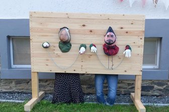 „Wie erklären wir das den Kindern?“: Puppenpranger im Erzgebirge empört Festbesucher - Puppen an einem Pranger, die man als Andrea Arnold und Alexander Richter deuten kann.