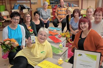 Wie erklärt man Kindern den Tod? Hospizverein Erlabrunn wird für besonderes Projekt geehrt - Anette Loos, die Koordinatorin beim Ambulanten Hospizverein Erlabrunn (vorn links), und ihre Mitstreiter beim Projekt, sind mit dem Ehrenamtspreis des Landeskreises ausgezeichnet worden.