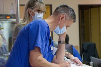 Wie erschöpft sind Sie und Ihre Kollegen? - Die Corona-Pandemie verlangt von Jan Wallenborn (Bild) und seinen Kollegen im Helios-Klinikum in Aue derzeit viel ab. Das Foto zeigt ihn in dem Moment, als er sich um die Verlegung eines Patienten kümmert.