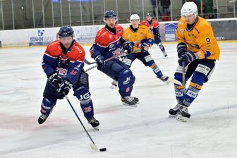 Wie erwartet: Eishockey-Wölfe schießen Jungfüchse aus der Halle - Der Schönheider Robert Horst (l.) trug sich beim Kantersieg gegen Weißwasser zweimal in die Torschützenliste ein.