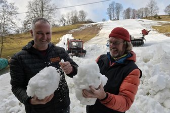 Wie Erzgebirger Schnee zaubern und so eine Wintersport-Gaudi möglich machen - Jan Beyreuther, der Betreiber des Johann Georgs Erlebnisberg (l.) und Michael Scholz vom Outdoor Team Westerzgebirge freuen sich, dass der Water-Slide-Contest am Samstag in Johanngeorgenstadt stattfinden kann. Dafür wurde Kunstschnee in Depots angelegt.