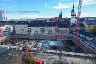 Wie es auf dem Getreidemarkt weitergeht - Bis voraussichtlich Ende 2023 wird auf dem Getreidemarkt in der Innenstadt ein Wohn- und Geschäftshaus gebaut. Der Rohbau soll in einem Jahr fertiggestellt sein. Neben einem Supermarkt sollen auf drei Etagen kleinere Läden, Büroflächen und Wohnungen entstehen.