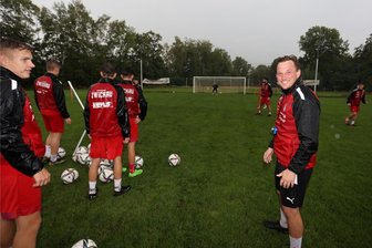 Wie es beim FSV Zwickau im Nachwuchsbereich weitergeht - Dominik Seidel (rechts), Sportlicher Nachwuchsleiter und Coach, ist während einer Trainingseinheit mit der U 19 des FSV Zwickau von einem starken Regenschauer überrascht worden. Er nimmt es wie seine Schützlinge mit Humor: Im Verein ist man kalte Duschen schließlich gewöhnt. Foto: Mario Dudacy