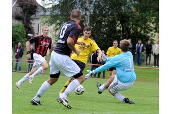 Wie es dazu kam, dass Fußball-Oberligist VfB Auerbach beim Kreisligist aus Netzschkau aufläuft - Zeitreise ins Jahr 2011: Der Netzschkauer Torhüter Philipp Thoß (rechts) und Nema-Abwehrspieler Oliver Schmidt (Nr. 13) kommen ins dieser Szene zu spät: Marcel Dressel (Mitte) trifft zum 2:0 für die Oberliga-Mannschaft des VfB Auerbach.