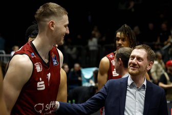 Wie es die Niners Chemnitz in die Neujahrsansprache des sächsischen Ministerpräsidenten geschafft haben - Der Landesvater als Basketballfan: Ministerpräsident Michael Kretschmer im Gespräch mit Kapitän Jonas Richter nach einem Spiel der Niners Chemnitz im März 2023.