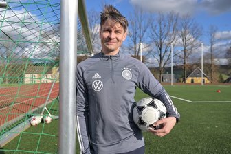 Wie es ein Bürgermeister aus dem Erzgebirge als Fußballer zur Europameisterschaft geschafft hat - Die Bürgermeister trainieren bei ihren Heimatvereinen – Nico Dittmann also beim SV Tanne Thalheim. Gespielt wird bei der diesjährigen Europameisterschaft im Übrigen auf Kleinfeld.