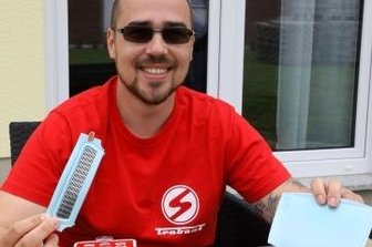 Wie es einem Trabi-Liebhaber nach dem Horror-Crash geht - Sebastian Hoyer baut einen Mini-Trabi im Maßstab 1:8 zusammen.