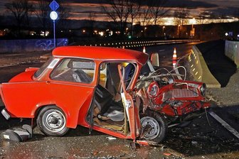 Wie es einem Trabi-Liebhaber nach dem Horror-Crash in Glauchau geht - So sah der Trabant nach dem Unfall am 3. Februar aus. Die Staatsanwaltschaft hat das Verfahren gegen den Passat-Fahrer, der die Vorfahrt nicht beachtet hat, eingestellt. 