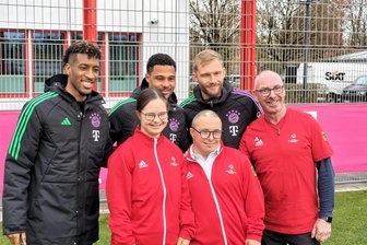 Wie es für zwei Auerbacher Special-Olympics-Tänzer zu einem Treffen mit Bayern-München-Profis kam - Das Auerbacher Tanzduo Patricia Schramm und Daniel Pausch und ihr Trainer Jörg Dünnebier (vorn, von links) trafen in München die Bayern-Profis Kingsley Coman, Serge Gnabry und Konrad Laimer (hinten, von links).