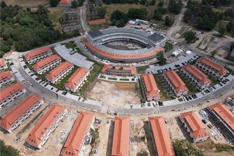 Wie es heute im Olympischen Dorf von 1936 aussieht - Die Struktur des Olympischen Dorfes von 1936 in Elstal bei Berlin ist noch erkennbar. Neue Wohnhäuser ergänzen sanierte und verfallene. Im Zentrum das einstige Speisehaus der Nationen.