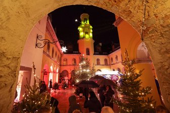 Wie es im Lichtensteiner Schloss nach der verregneten Adventspremiere weitergeht - Lichtensteiner Schloss-Weihnacht gab es zum ersten Mal. Das Ambiente war toll, aber leider völlig verregnet.