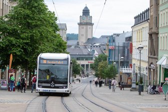 Wie es im Plauener Stadtbusverkehr nach den jüngsten Busausfällen weitergeht - Auf Plauens Straßen sind auch E-Busse im Stadtverkehr unterwegs.