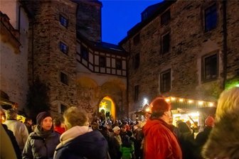 Wie es in Mylau auch in der Weihnachtszeit gelingt Besucher auf die Burg zu locken - Am Abend wurde es im Burghof so richtig heimelig. Und voll.