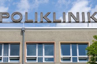 Wie es mit dem Ärztezentrum in Plauen weitergeht - So wie hier in Halle (Saale) könnte auch in Plauen ein Gesundheitszentrum nach Vorbild der früheren Poliklinik entstehen.