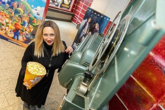 Wie es mit dem Auerbacher Kino weitergeht - Theaterleiterin Sylvie Glaß am alten Filmprojektor.
