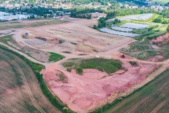 Wie es mit dem Bau des Solarparks weitergehen soll - Auf dem Gelände eines ehemaligen Lehmtagebaus wird in Neukirchen eine Fotovoltaikanlage errichtet.