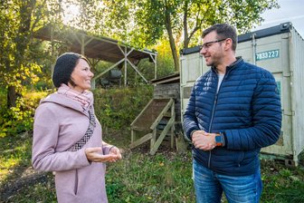 Wie es mit dem Bikepark am Geigerhügel in Neukirchen weitergeht - Wie geht es mit dem Gelände der ehemaligen Dirtbikeanlage in Neukirchen nach dessen Schließung weiter? Netzwerkkoordinatorin Jana Gratias und Bürgermeister Sascha Thamm wollen Jugendliche einbinden.