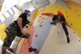 Wie es mit dem geplanten Kletterturm im neuen Sportforum Vogtland weitergeht - So wie in der Kletterhalle in Chemnitz könnte es auch im Kletterturm im neuen Sportforum Vogtland in Plauen einmal aussehen.