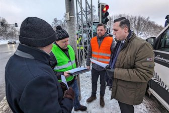 Wie es mit den Protesten im Erzgebirge weitergehen soll: Bauern und Mittelstand planen großen Wurf - Stephan Weinrich (Bürgermeister Niederdorf, l.), Landwirt Dominik Fritzsch vom Verein LSV, Unternehmer Steve Georgi und Landrat Rico Anton sprechen an der A 72 bei Niederdorf über die geplante Resolution.