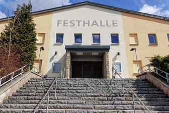 Wie es mit der Annaberger Festhalle weitergehen soll - Die Annaberger Festhalle bleibt ein Sorgenkind. Zwar springt die Stadt für die nächsten beiden Jahre als Betreiber ein. Langfristig wird aber ein privater Pächter benötigt, damit das Kultur- und Veranstaltungszentrum eine Perspektive hat. 