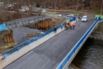 Wie es mit der Brückensanierung im Vogtlandkreis weitergeht - Die neue Elsterbrücke im Pöhler Ortsteil Barthmühle. Die Arbeiten an dem Neubau wurden in diesem Jahr beendet.