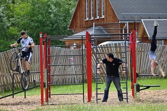 Wie es mit der Holzkirche auf dem Kaßberg weitergeht - Der Fitnessturm an der Holzkirche wurde von aktiven und ehemaligen Leistungssportlern bei einem Probetraining eingeweiht: Trial-Fahrer und Weltmeister Hannes Herrmann (l.), Steve Theloke, Olympiamedaillengewinner im Schwimmen, und Lea Quaas, Turnerin und Deutsche Jugendmeisterin. 