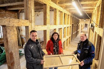 Wie es mit der Sanierung im Rittergut Kauschwitz weitergehen soll - Andy Wiese (links) sowie Silke und Jens Scheunert gehören zum Verein Rittergut Kauschwitz. Sie stehen im Steinhaus des Ritterguts, das nun weiter saniert werden soll. Es gibt noch viel zu tun.