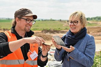 Wie es mit Karls Erlebnis-Dorf in Döbeln weitergeht - Ausgrabungsleiter Thomas Lukas zeigte am Mittwoch Staatsministerin Barbara Klepsch einige Einzelfunde.