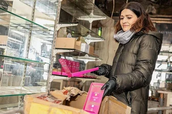 Wie es nach dem Brand bei den Auerbacher Geschäften Aurel und Viba weitergeht - Kristin Otto wird ihre Parfümerie nach dem Brand für mehrere Monate geschlossen lassen. Jetzt wird Ware entsorgt, ausgeräumt, dann saniert und das Geschäft neu eingerichtet. Bald wird der Gutachter erwartet.