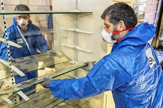 Wie es nach dem Brand für die Geschäfte in Auerbach weitergeht - Ein Mitarbeiter von der SVT Brandsanierung Plauen baut in der Parfümerie Regale und Einrichtung ab. Es wird entkernt und beräumt.
