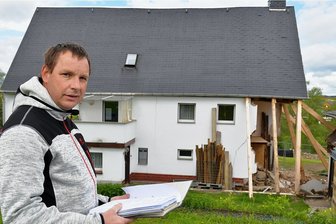 Wie es nach dem Giebeleinsturz von Helbigsdorf weitergeht - Frank Knüpfer aus Helbigsdorf vor seinem Wohnhaus, das durch das Technische Hilfswerk notgesichert wurde. Inzwischen liegt dem dreifachen Familienvater eine Teilbaugenehmigung vor. Voraussichtlich nächste Woche sollen Bagger den Bereich vorm Giebel ausbaggern, der dann umgehend mit Beton ausgegossen werden soll.