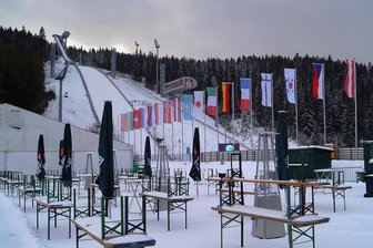 Wie es nach den Wettkämpfen in der Vogtland-Arena Klingenthal weitergeht - Wie beim Kombinations-Weltcup vor einer Woche wären auch am Wochenende beim Continentalcup 1000 Zuschauer pro Tag möglich gewesen. Aber allein schon das Wetter spielte nicht mit.