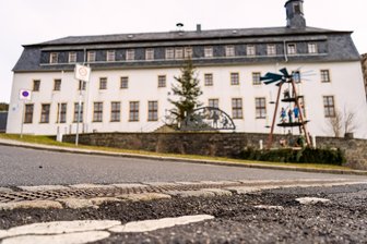 Wie es sich wirklich anfühlt, abgehängt zu sein - Die S 185 Ortsdurchfahrt Muldentalstraße bei Rechenberg hat viele Schlaglöcher und wird nicht saniert.