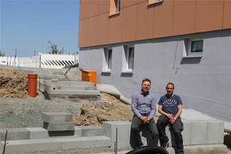 Wie es um das Millionenprojekt in der Pausaer Schule steht - Statt Bänke gibt es Sitzstufen, Michael Pohl und Frank Schneider, einer der Hausmeister, machen es vor.