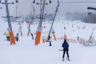 Wie es um den Skibetrieb am Fichtelberg steht - Auch wenn nicht mehr so viel Schnee liegt, wie hier vor einigen Tagen: Am Fichtelberg sind alle Lifte in Betrieb.