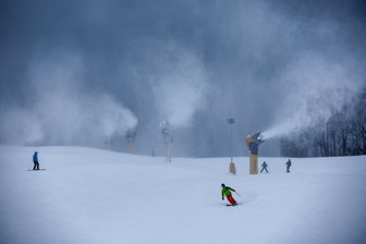 Wie es um den Skibetrieb in der Skiarena Eibenstock am Adlerfelsen steht: Ansturm wird erwartet - Skifahrer in der Skiarena Eibenstock. Wie zufrieden ist Betreiber Stefan Uhlmann mit dem bisherigen Verlauf der Saison?