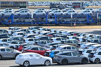 Wie Experten das E-Auto retten wollen - Neue Elektroautos der verschiedenen VW-Konzernmarken parken auf einem Platz im Volkswagen Werk in Zwickau.