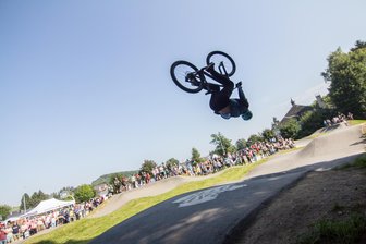 Wie Extremsportler Lukas Knopf: Dieser Ort im Erzgebirge will einen eigenen Bikepark - Lukas Knopf zeigt 2021 bei der Eröffnung des Pumptracks in Ehrenfriedersdorf, was mit Training möglich ist.
