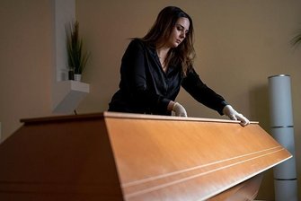Wie fühlt sich ein Toter an? Bestatter Roth gibt Antworten - Janika Kreutzer ist von Beruf Maskenbildnerin und arbeitet in einem Beerdigungsinstitut. Die 23-Jährige Maskenbildnerin unterstützt Bestatter dabei, Verstorbene für ihren letzten Auftritt herzurichten.