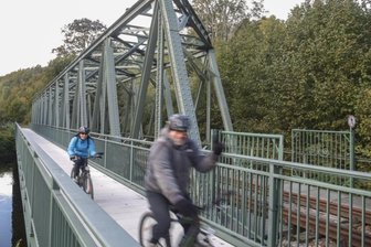 Wie fährt sich der Chemnitztalradweg? - Gut befahren ist der Chemnitztalradweg, hier eine ehemalige Eisenbahnbrücke zwischen Markersdorf und Diethensdorf. "Freie Presse" hat die Abschnitte und die Verbindung zu Mulde- und Zschopautal-Radweg getestet. 