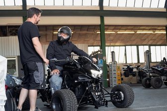 Wie fährt sich ein Quad mit 200 PS? - Exeet-Gründer Sebastian Jornitz (l.) erklärt die Besonderheiten seines Quads. 