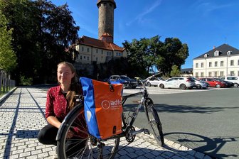 Wie fahrradfreundlich ist Auerbach? - Isabell Gall, Referentin beim ADFC Sachsen, hat den Auerbachern die gute Nachricht überbracht: Auerbach steht in Sachsen an fünfter Stelle der radfahrerfreundlichsten Städte. Zudem half ein Auerbacher, das Rad der Dresdnerin zu reparieren.