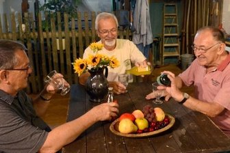 Wie Falkenstein das Gärtnern entdeckte - Gemeinsam am Gartentisch (von links): Die Ausstellungsmacher Andreas Rößler, Bernd Dobeck und Ulrich Wolf. 