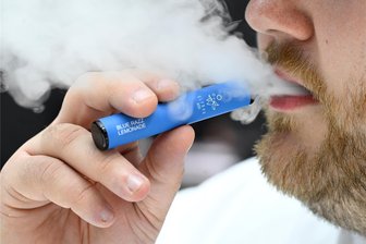 Wie falsch entsorgte Einweg-E-Zigaretten im Landkreis Zwickau Brände auslösen - „Blue Razz Lemonade“: Mit fruchtigen Sorten wenden sich die Hersteller von Einweg-E-Zigaretten nicht zuletzt an junge Kunden – mit Erfolg.