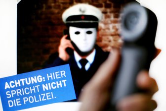 Wie falsche Polizisten Senioren übers Ohr hauen - Mit diesem Plakat macht die Polizei auf die neue Betrugsmasche durch falsche Polizisten aufmerksam. Die vermeintlichen Ordnungshüter haben 2017 bundesweit bisher 2,3 Millionen Euro erbeutet.