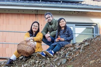 Wie Familie heute den Hausbau schafft - Familie Möbius auf ihrer Baustelle in Jößnitz: Aselja, Martin und Tochter Dana lassen sich die Laune nicht verhageln und treffen sich an freien Nachmittagen auch mal zu einem Picknick im Rohbau.
