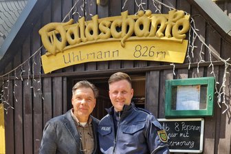 Wie fanden Erzgebirger den neuen Erzgebirgskrimi? - Komparse Felix Klärner – hier mit Max Hopp (l.), einem der Hauptdarsteller, vor der „Waldschänke“. Der Wahl-Magdeburger stammt aus Zwickau und hat Verwandtschaft im Erzgebirge.