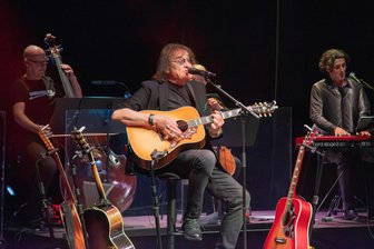 Wie Fans das Konzert von Puhdys-Legende Dieter „Maschine“ Birr in Bad Elster beeinflussten - Musiker und Ex-Puhdys-Frontmann Dieter „Maschine“ Birr (Mitte) gab mit einem Streichquintett ein umjubeltes Konzert im ausverkauften König-Albert-Theater in Bad Elster.
